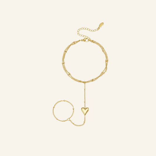 Hart hand chain goud – vrijstaand op beige