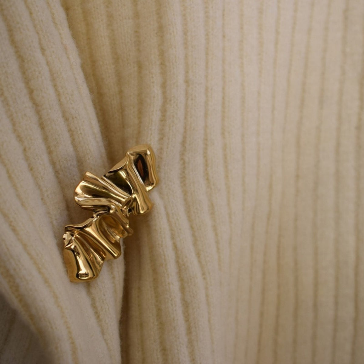 Organische broche goud