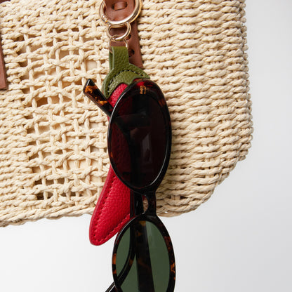 Chili bag charm rood aan een rieten tas
