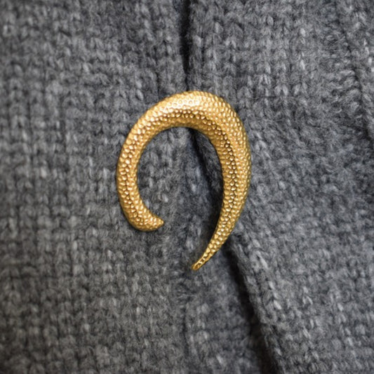 Gebogen broche goud