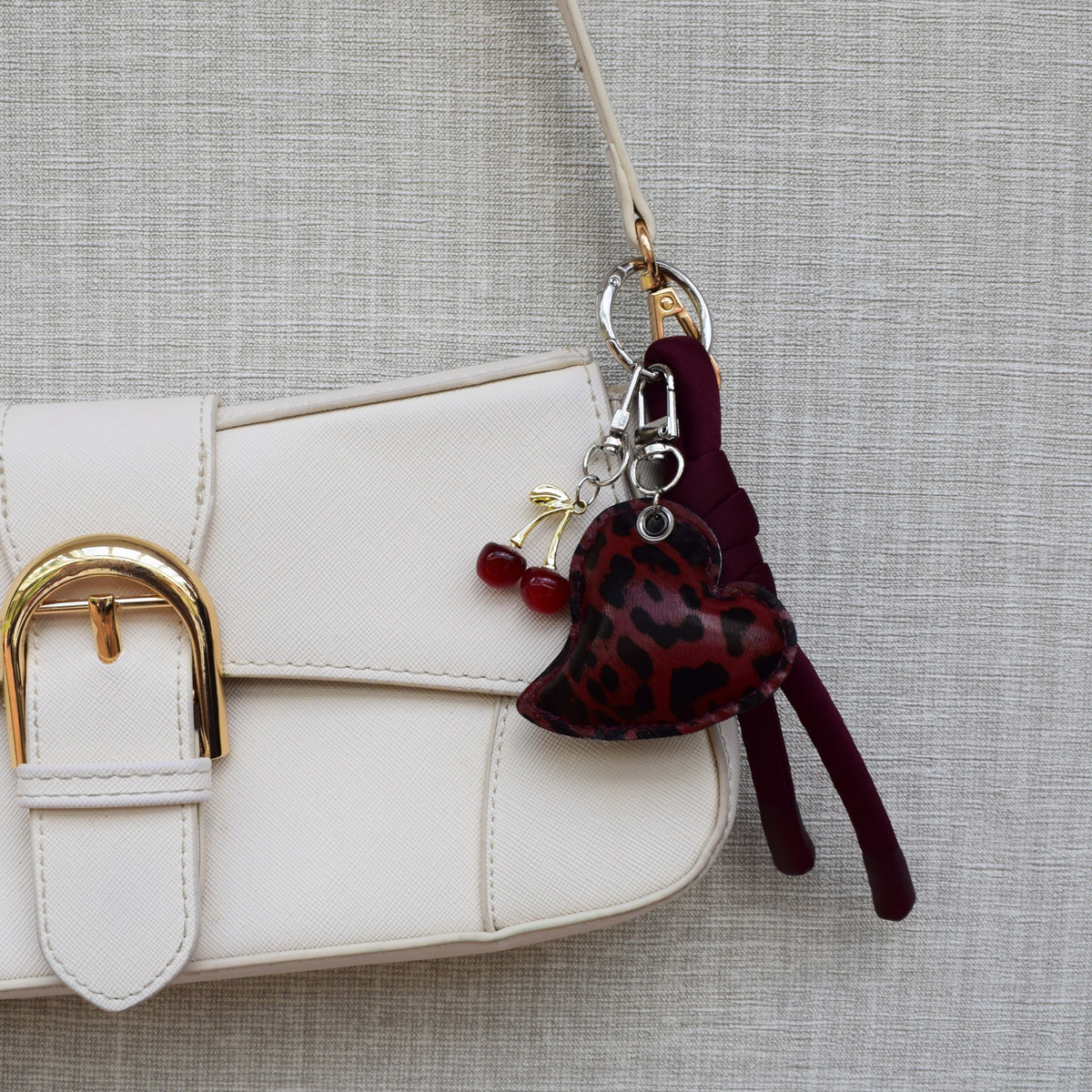 Hart en kers bag charm rood aan een witte tas