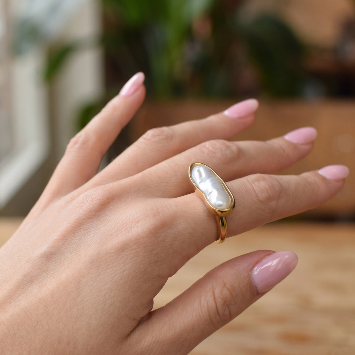 Brede parel ring goud – gedragen aan de hand