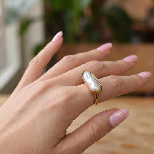 Brede parel ring goud – gedragen aan de hand