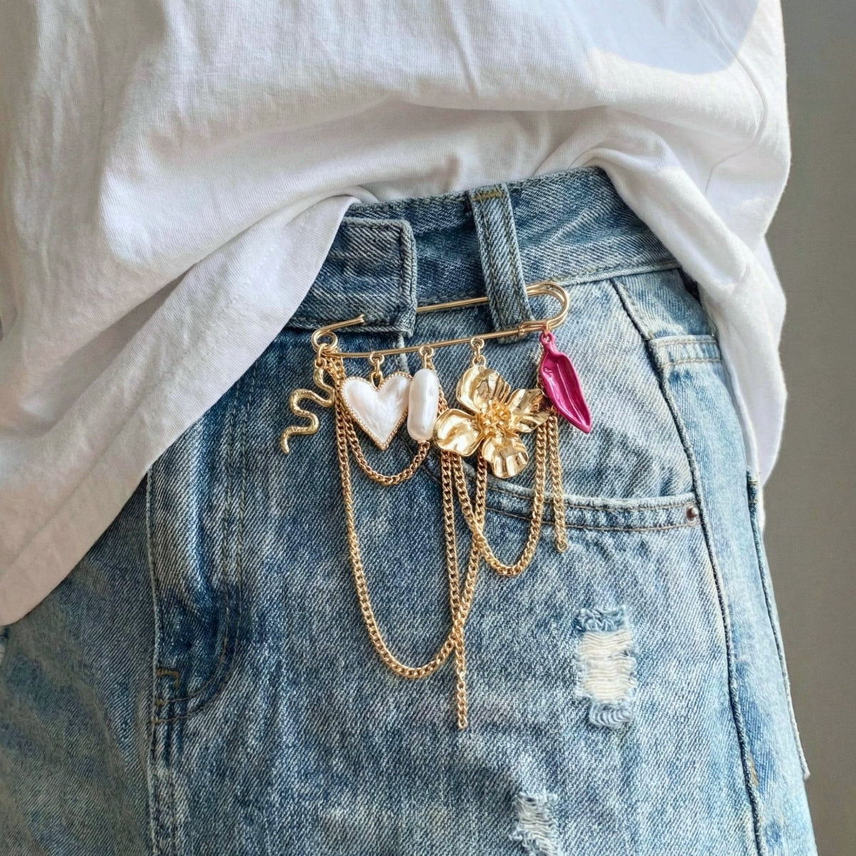 Bloem hart slang broche goud roze gedragen