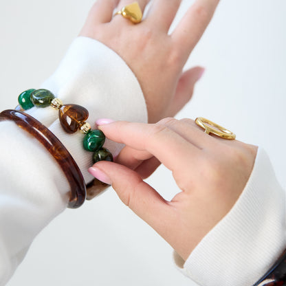 Groene kralenarmband met luipaard – gedragen
