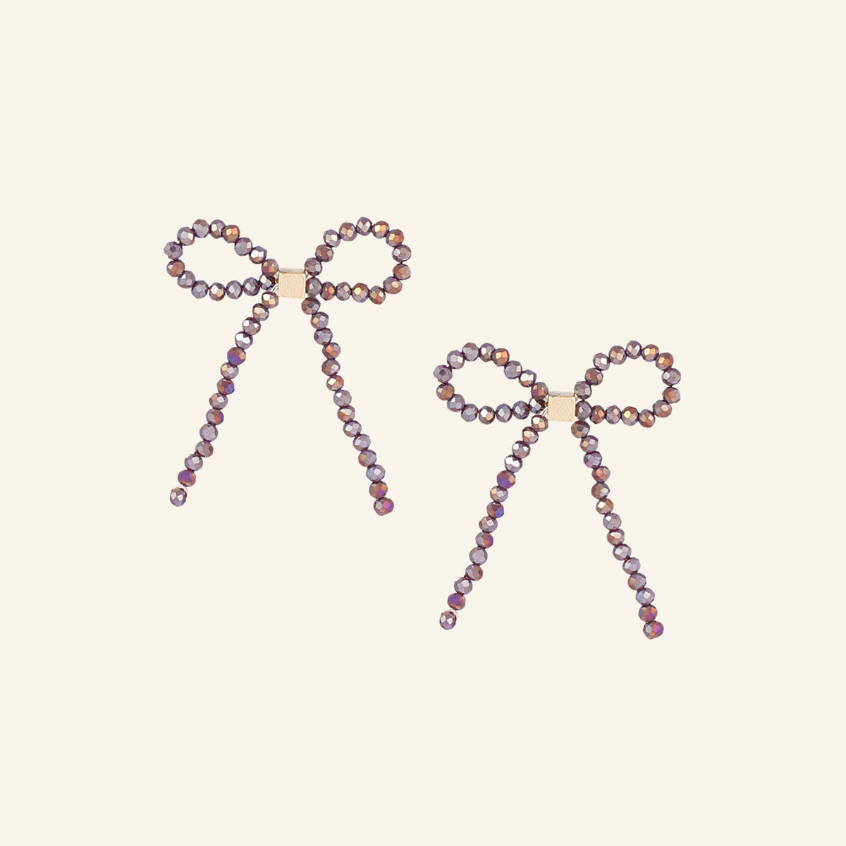 Strik oorbellen strass – lila, vrijstaand op beige