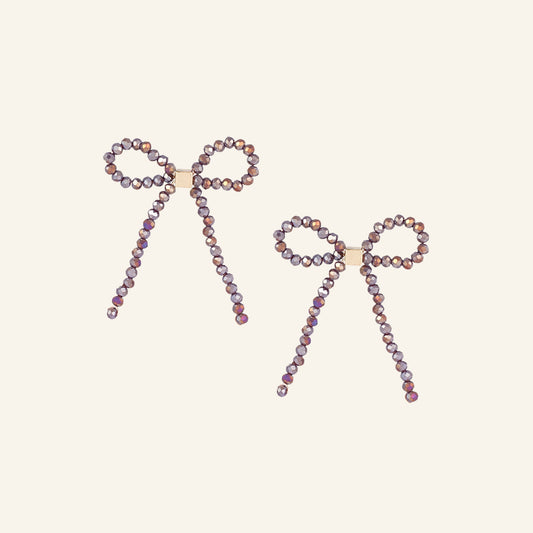 Strik oorbellen strass – lila, vrijstaand op beige