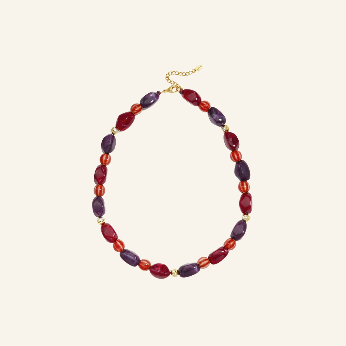 Onregelmatige kralenketting – bordeaux vrijstaand op beige