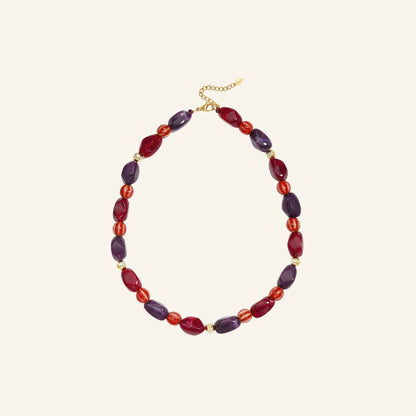 Onregelmatige kralenketting – bordeaux vrijstaand op beige