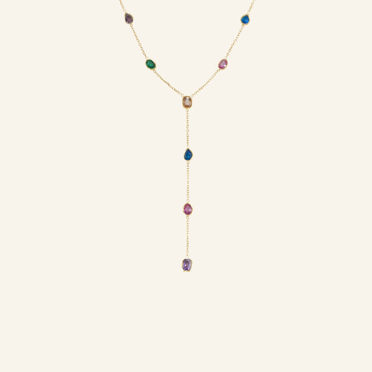 Gekleurde steentjes ketting – detail vrijstaand op beige