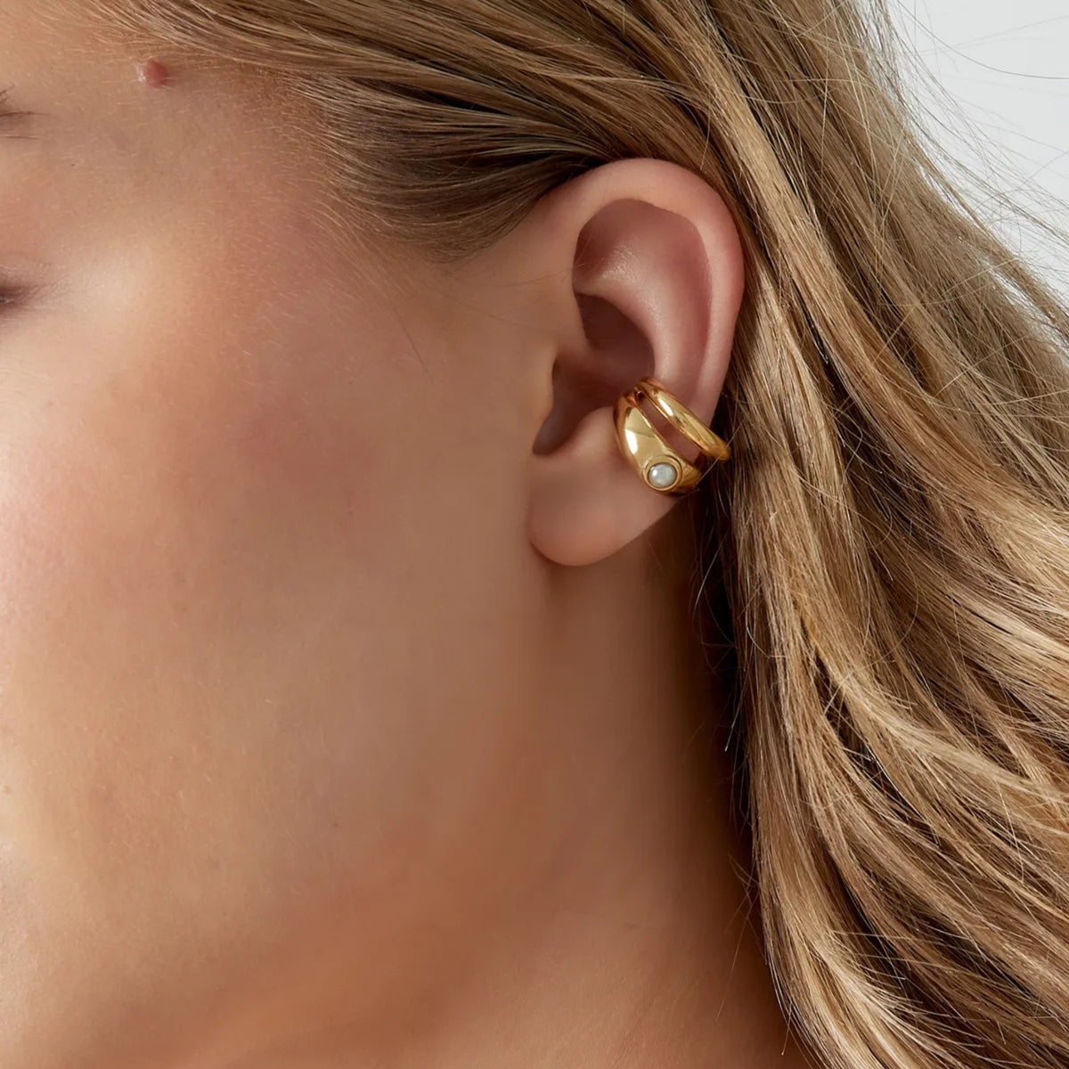 Smalle ear cuff goud – gedragen aan het oor