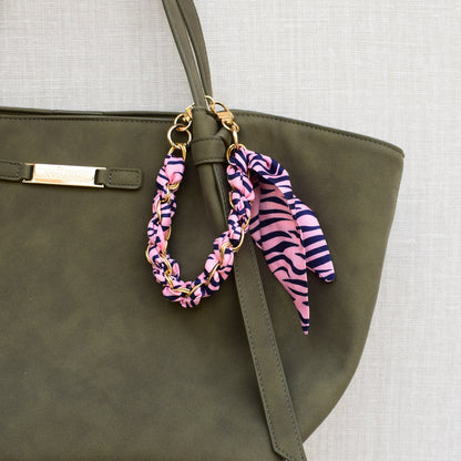 Sjaal bag charm roze aan groene tas