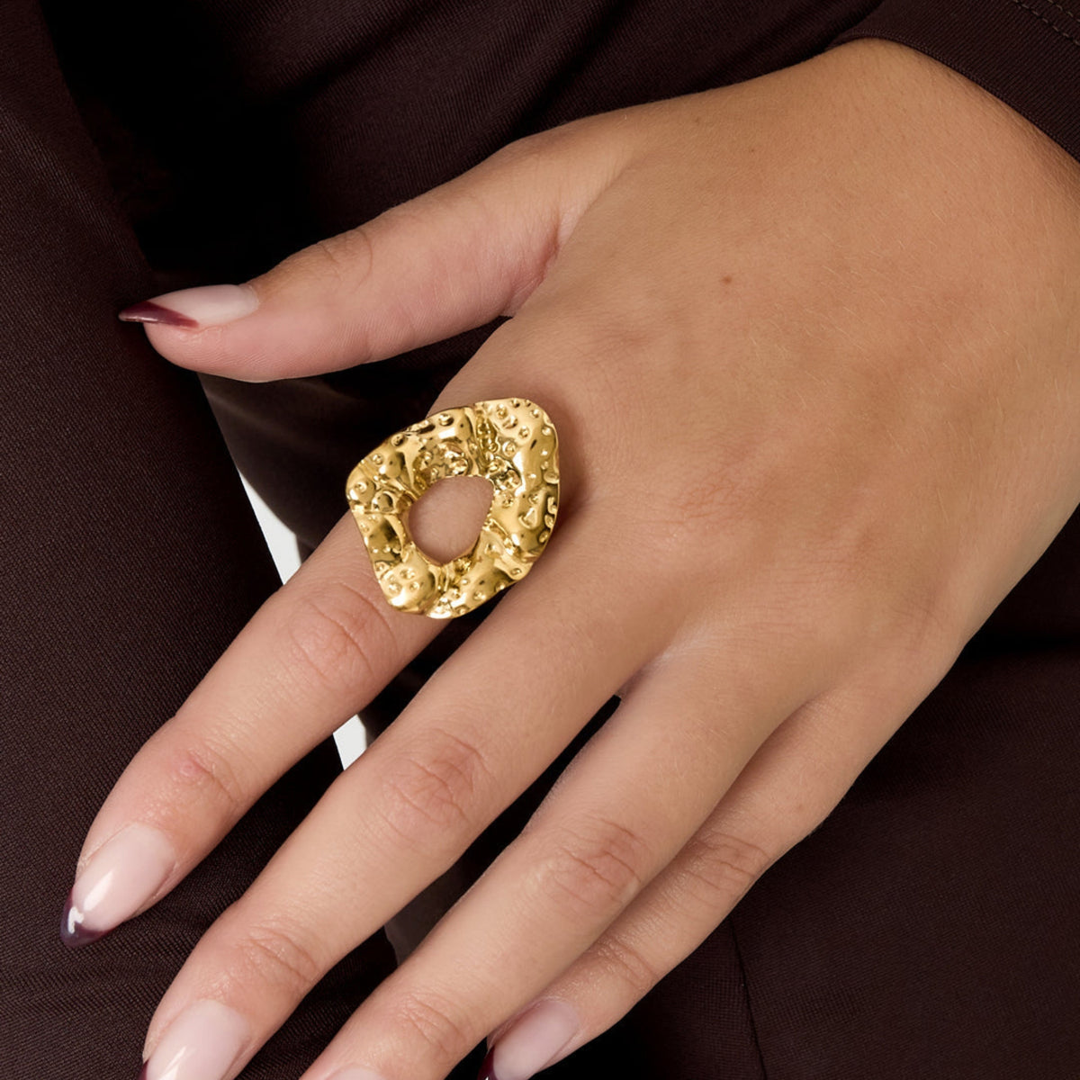 Chunky statement ring gold – worn on the hand