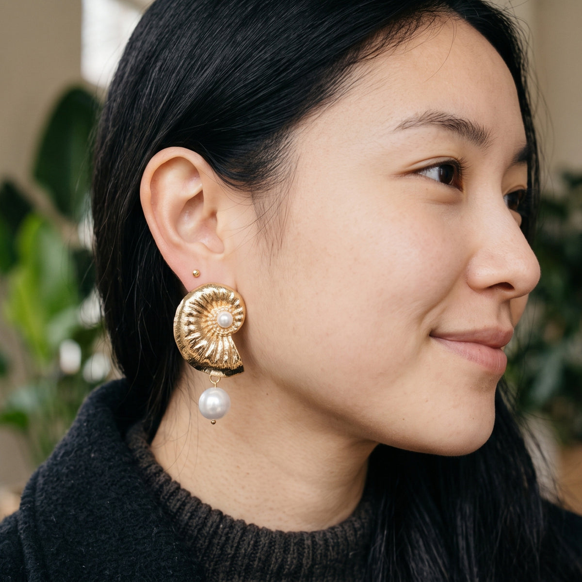Schelp parel oorbellen goud – gedragen door model