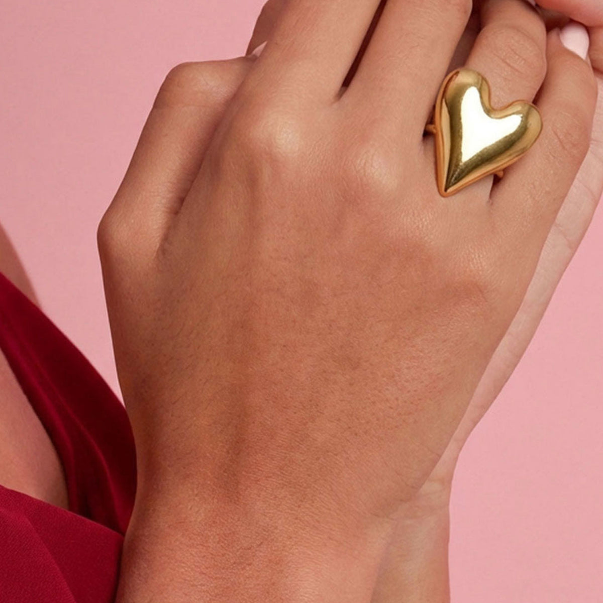 Statement ring groot hart – goud gedragen aan de hand