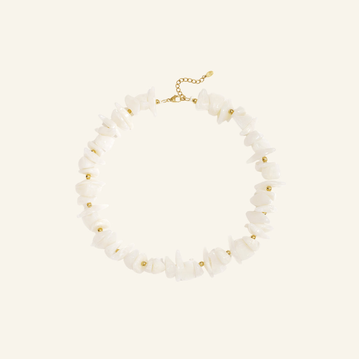 Chunky chips ketting edelsteen-look – wit vrijstaand op beige