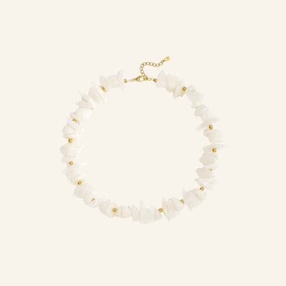 Chunky chips ketting edelsteen-look – wit vrijstaand op beige