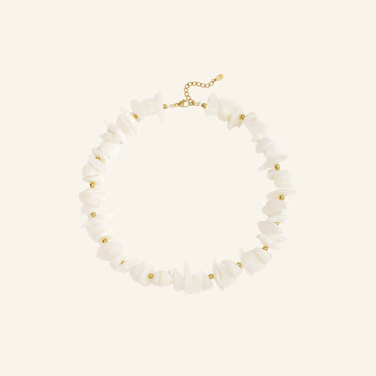 Chunky chips ketting edelsteen-look – wit vrijstaand op beige