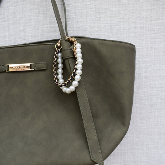 Parels bag charm zwart aan groene tas