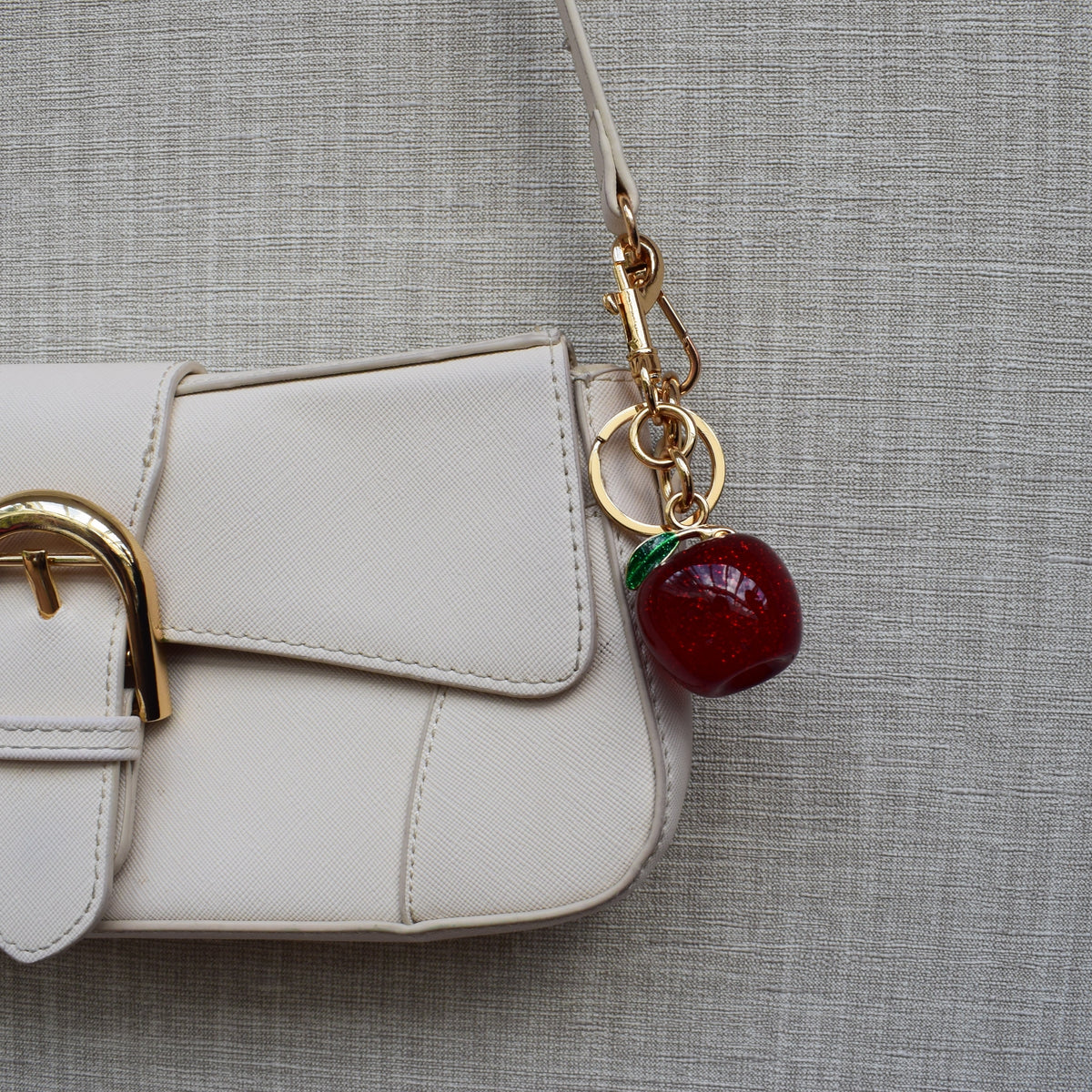 Glitter appel bag charm rood aan witte tas