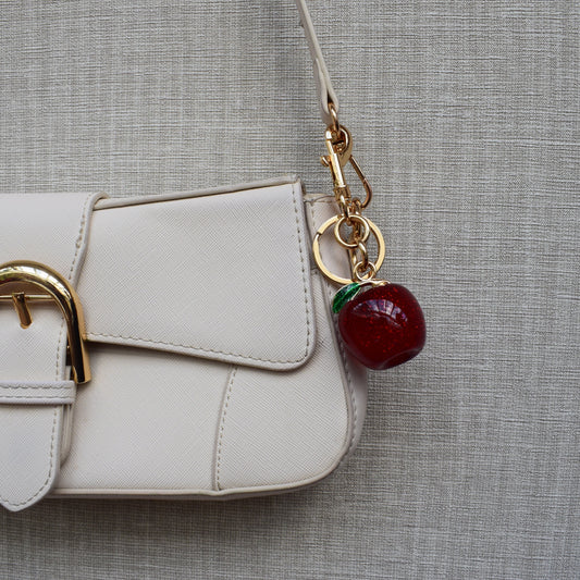 Glitter appel bag charm rood aan witte tas