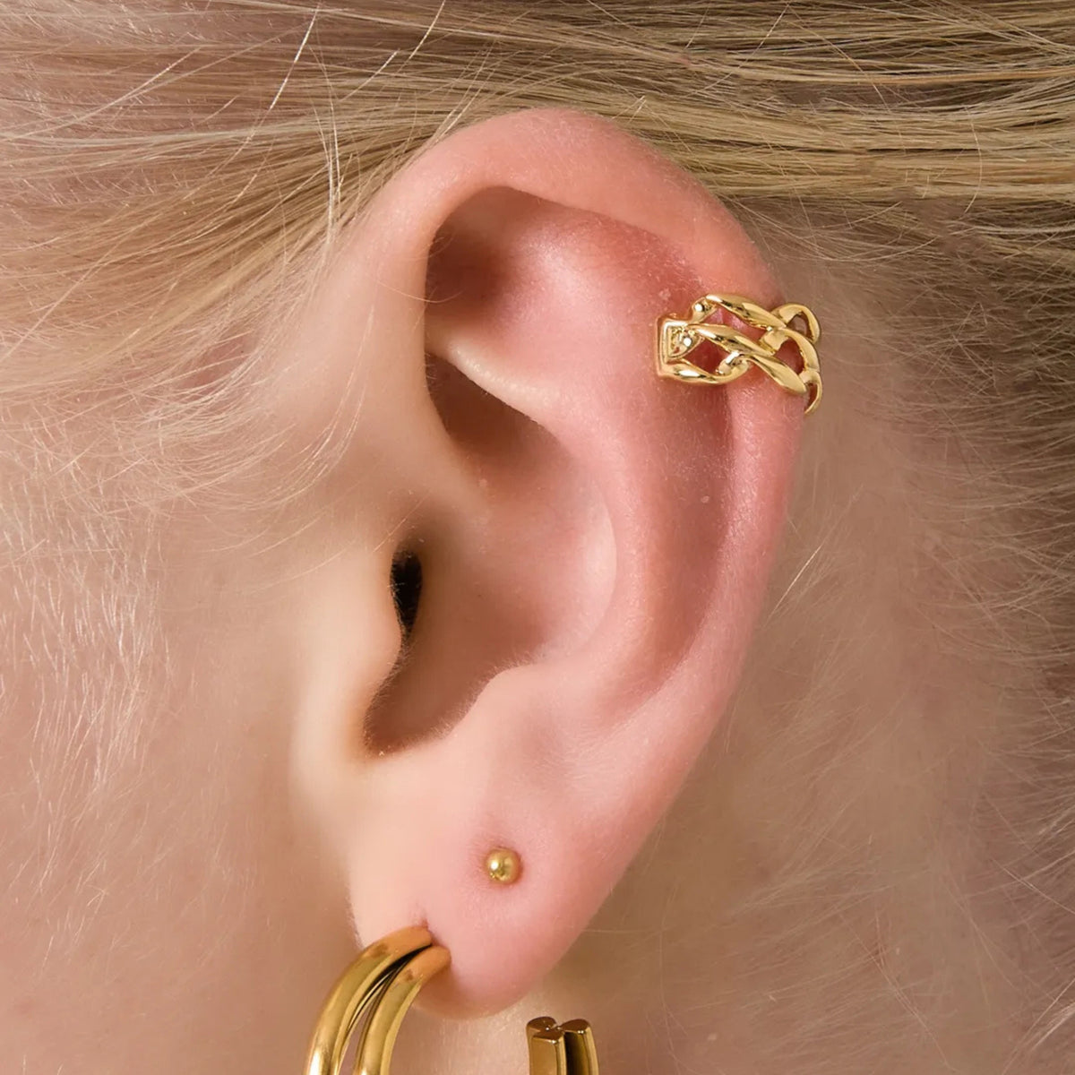 Twist ear cuff goud – gedragen aan het oor