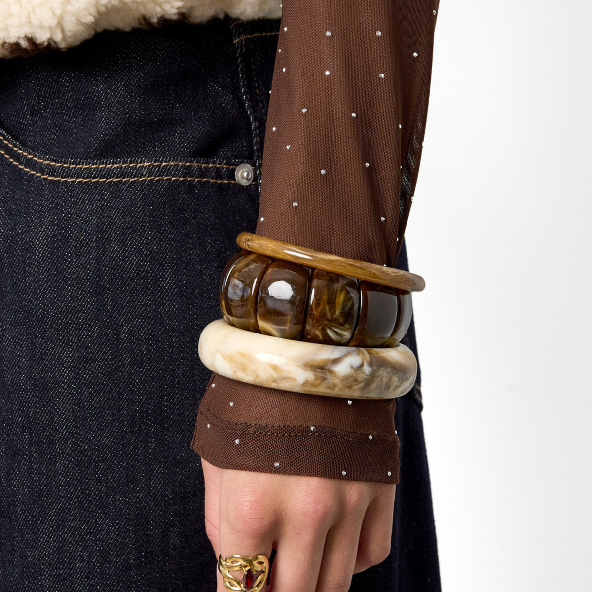 Segment bangle – gedragen om de pols