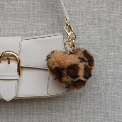 Fluffy hart bag charm met panterprint aan witte tas