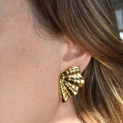Gold shell earrings – worn, detail