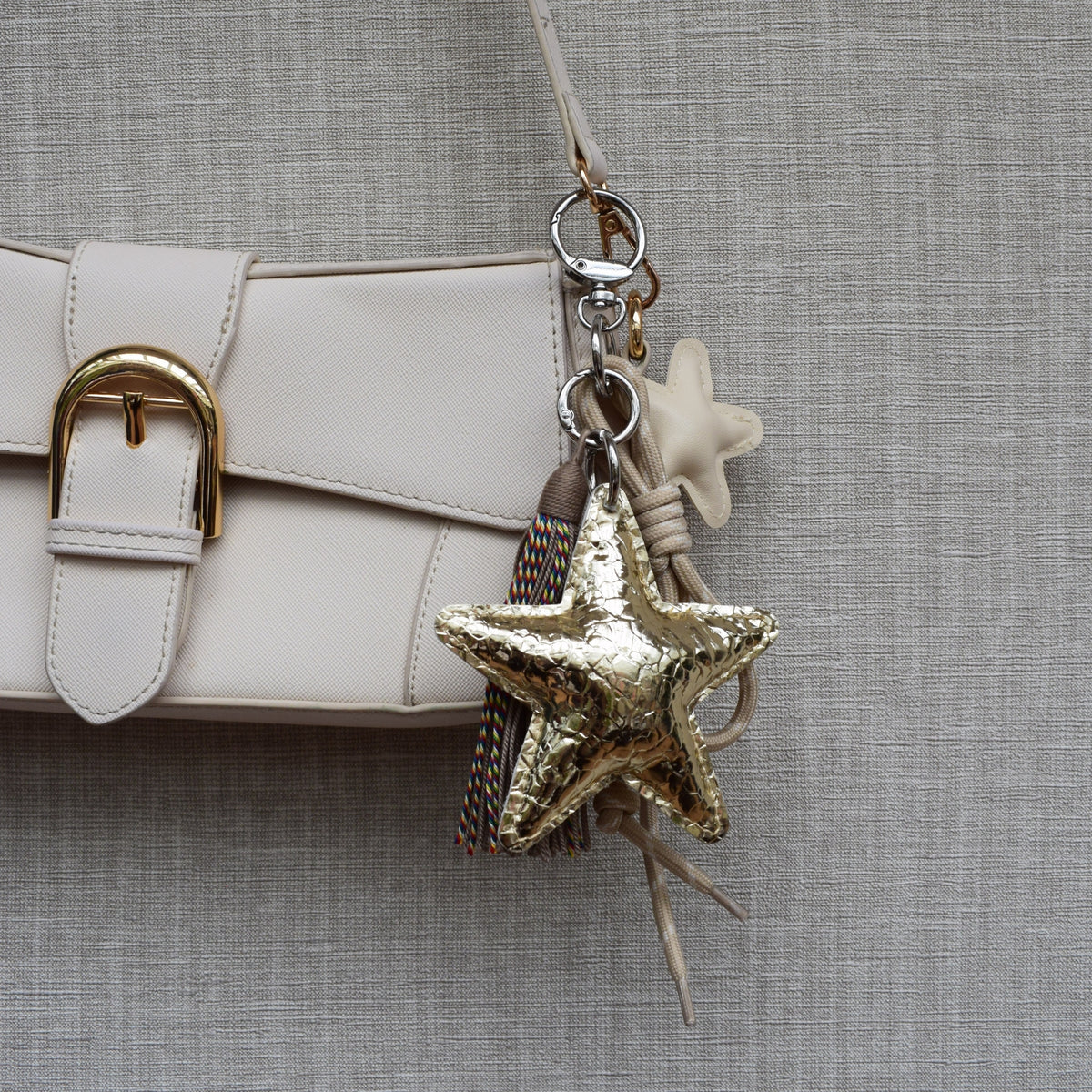 Ster bag charm met franjes goud aan tas