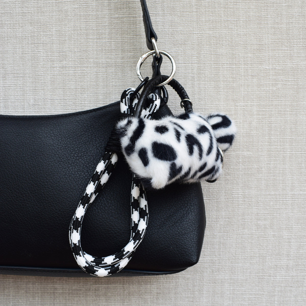 Mini tasje fluffy bag charm zwart aan zwarte tas