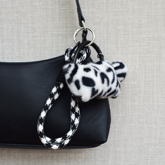 Mini tasje fluffy bag charm zwart aan zwarte tas
