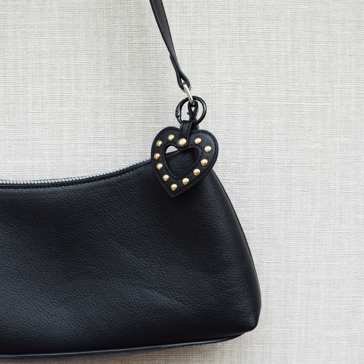 Hart studs bag charm zwart aan tas