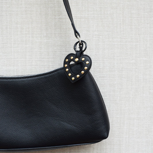 Hart studs bag charm zwart aan tas