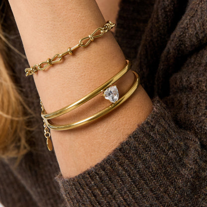 Dubbele manchet armband met steen – gedragen