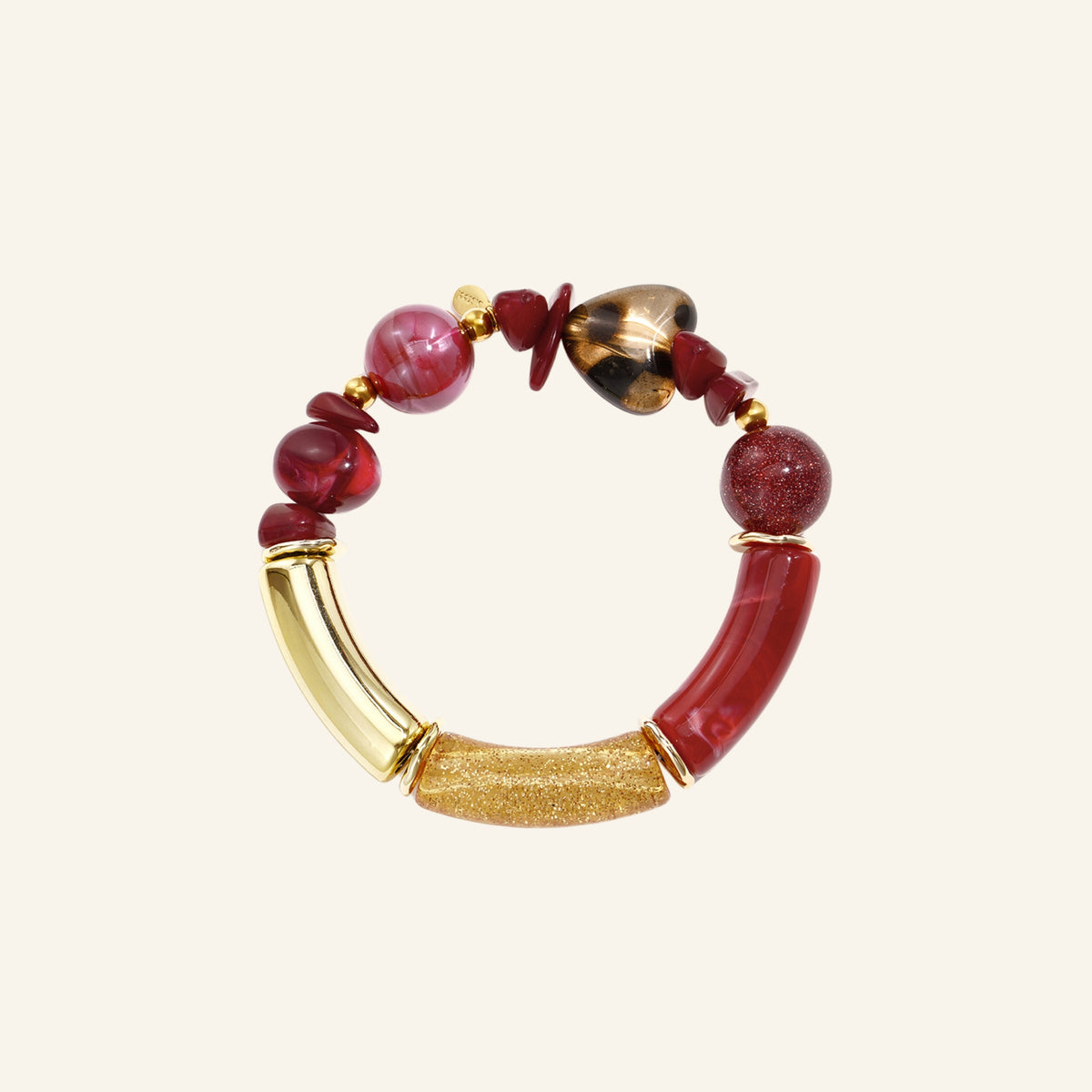 Mix kralenarmband met gouden buis – rood vrijstaand op beige