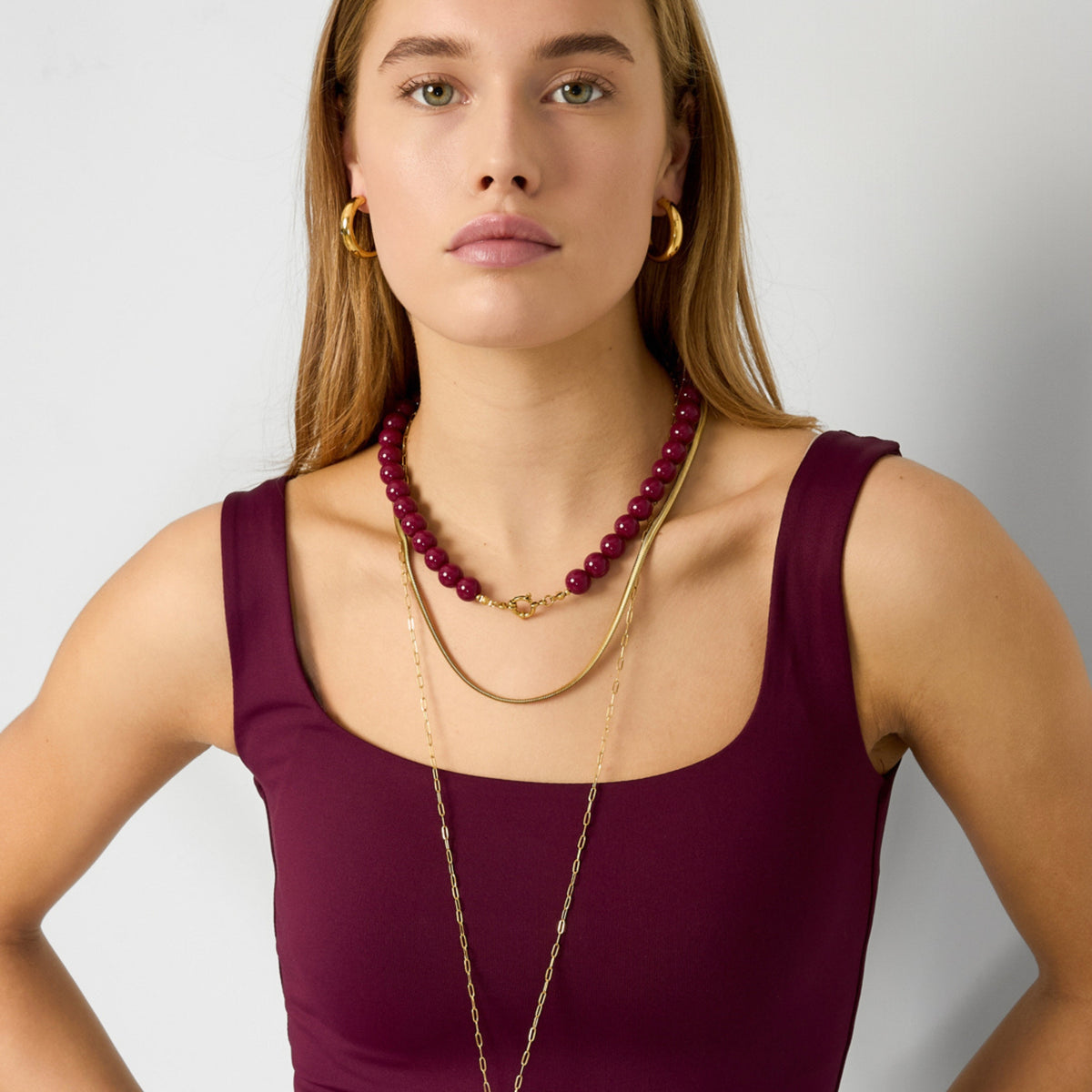 Glanzende kralenketting – fuchsia gedragen