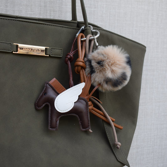 Pegasus bag charm bruin met fluffy pompon
