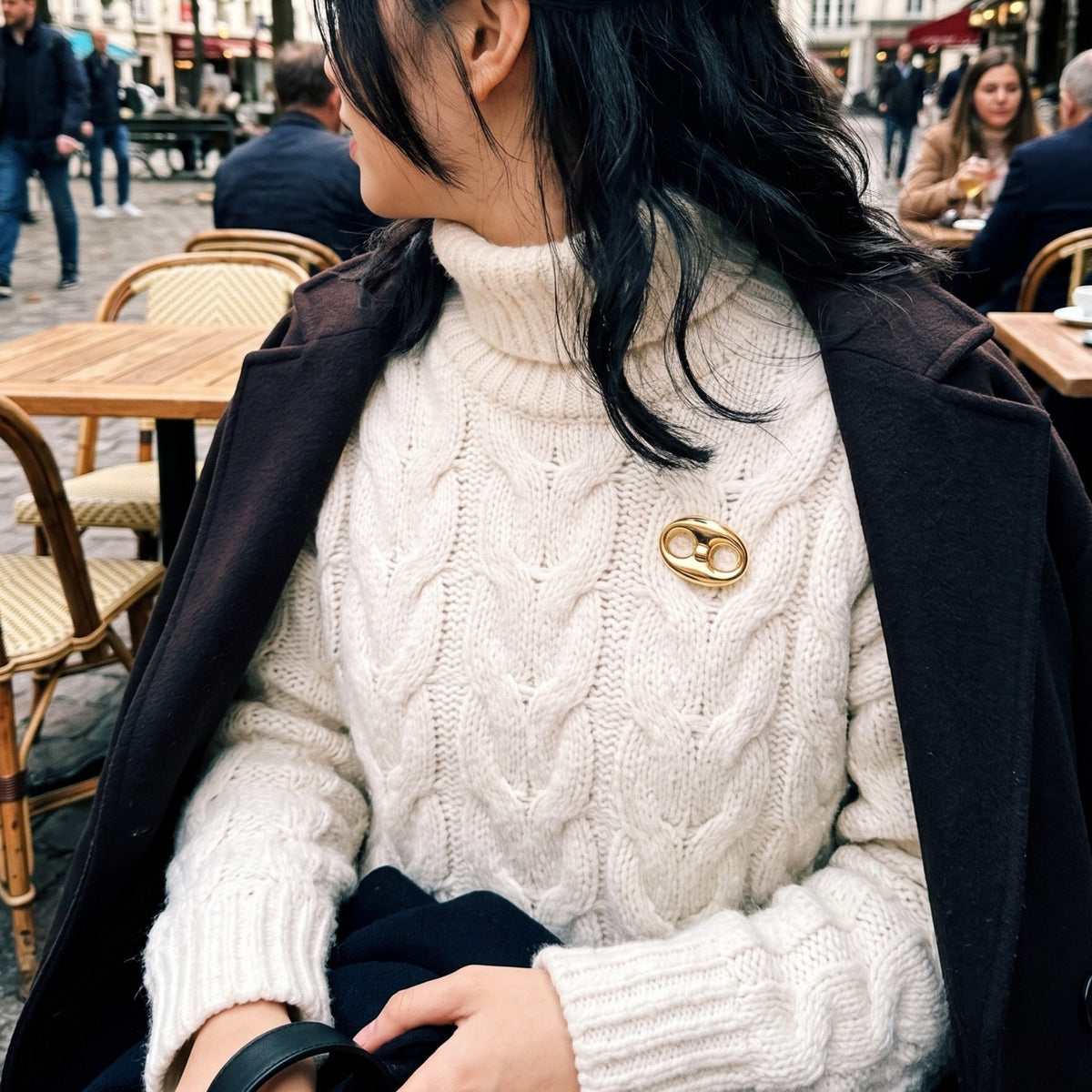 Link brooch gold