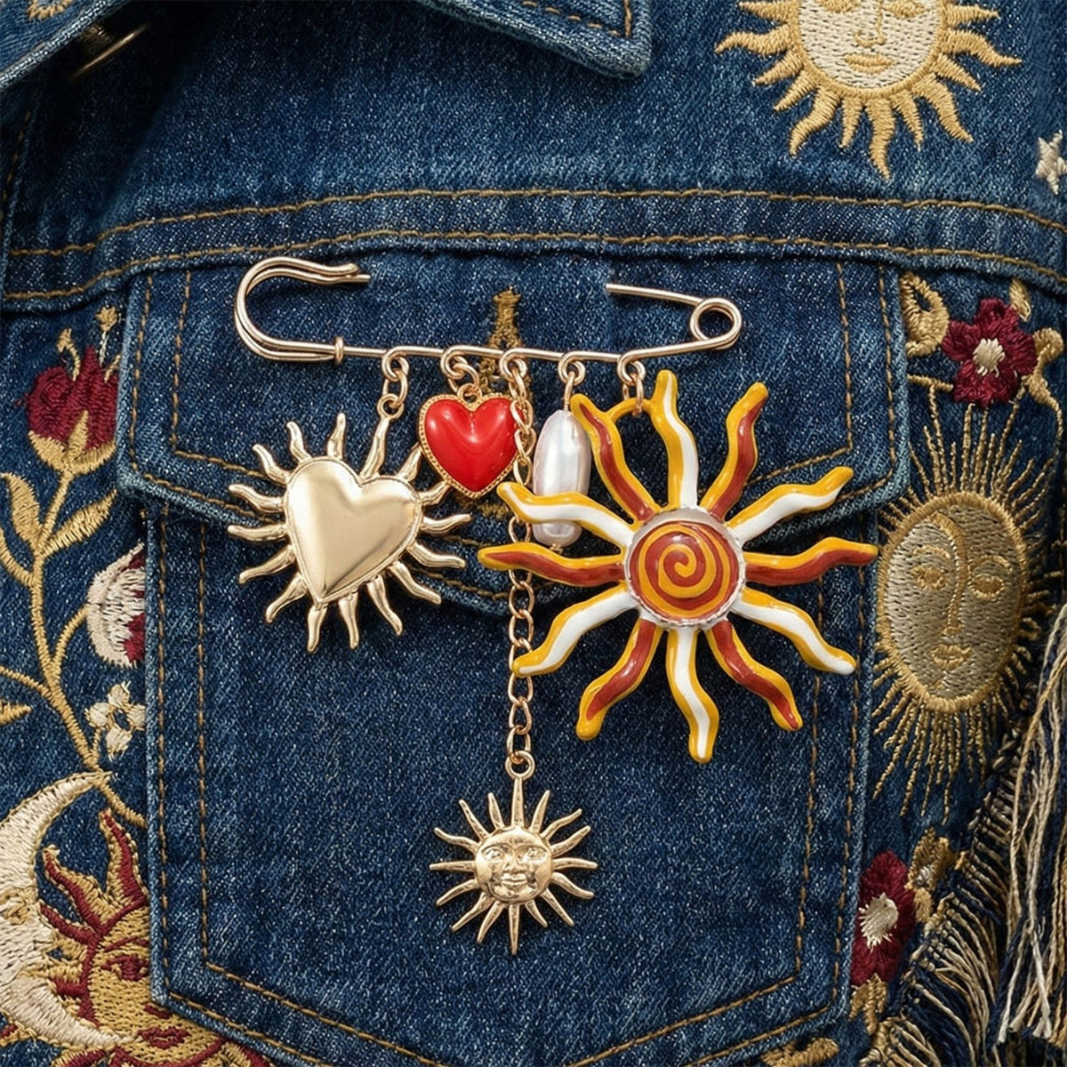 Zon en hart broche goud rood gedragen