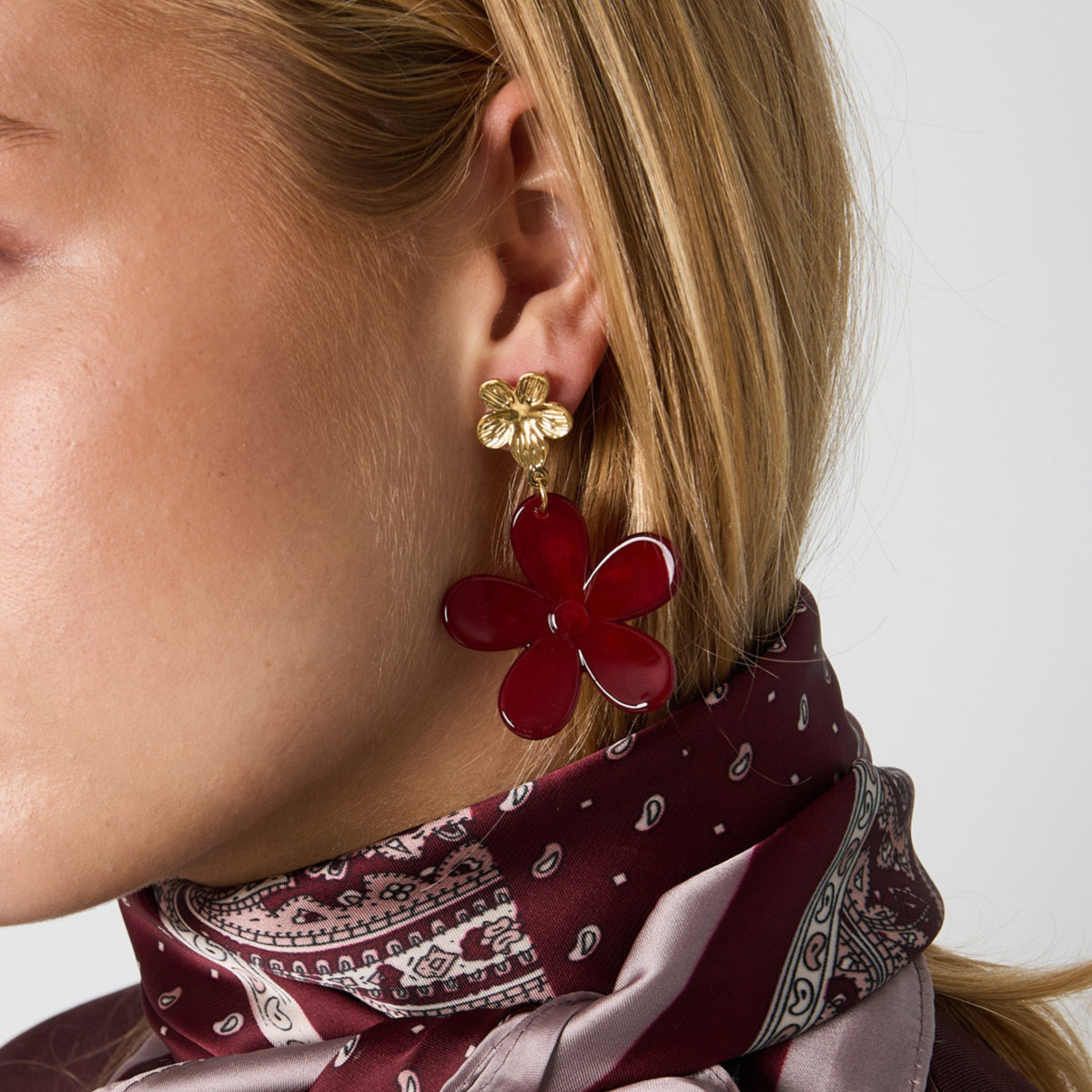 Flower drop earrings – lifestyle photo