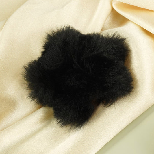 Fluffy bloem bag charm – zwart op satijn