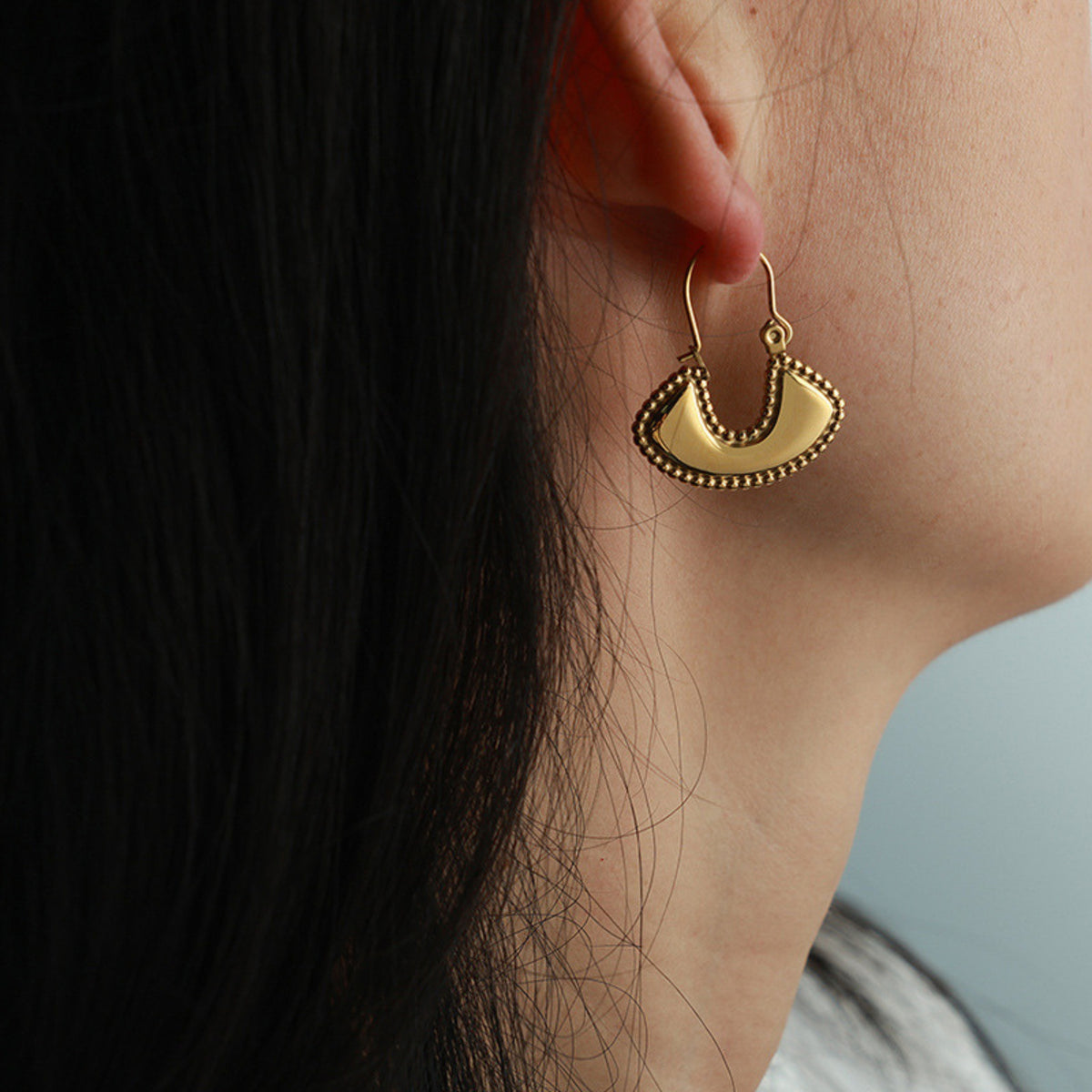 Boho fan earrings gold – worn by model