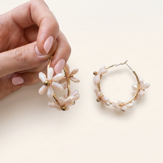 Bloemen oorbellen kralen goud wit – in de hand