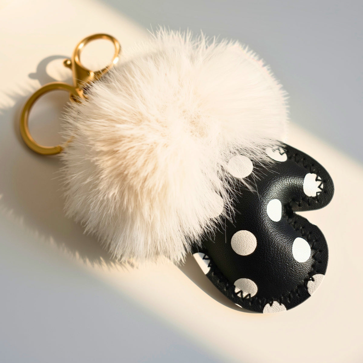 Handschoen polka dots fluffy bag charm zwart detail