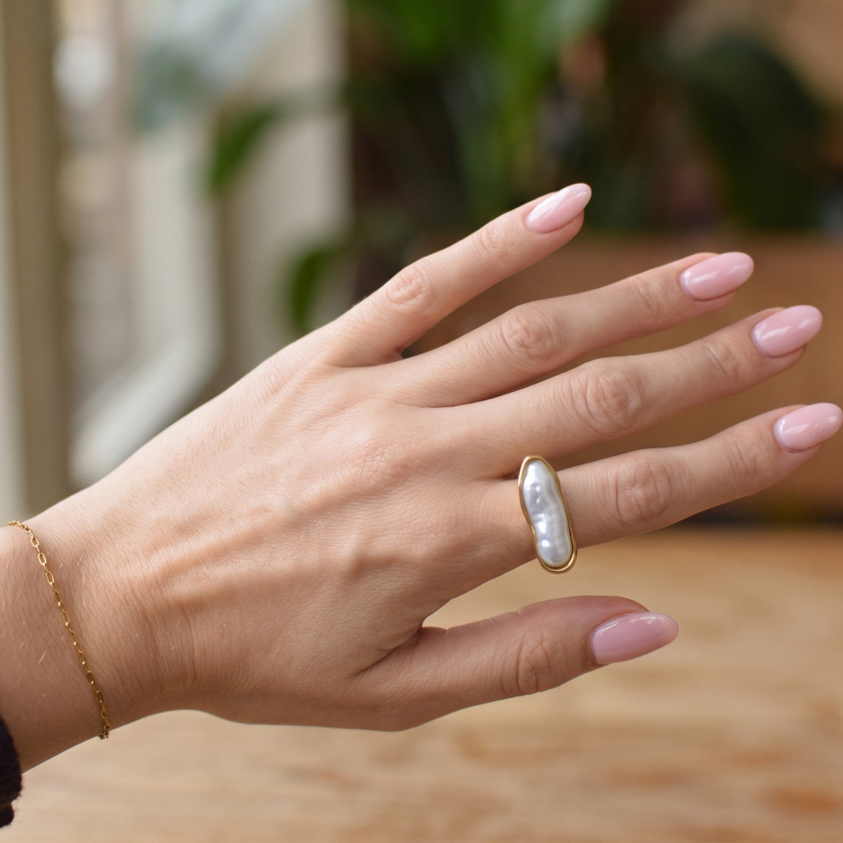 Brede parel ring goud – gedragen, zijaanzicht van de hand