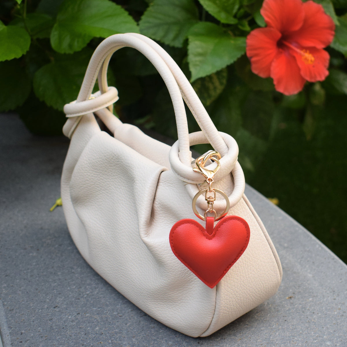 Hart van stof bag charm rood aan witte tas