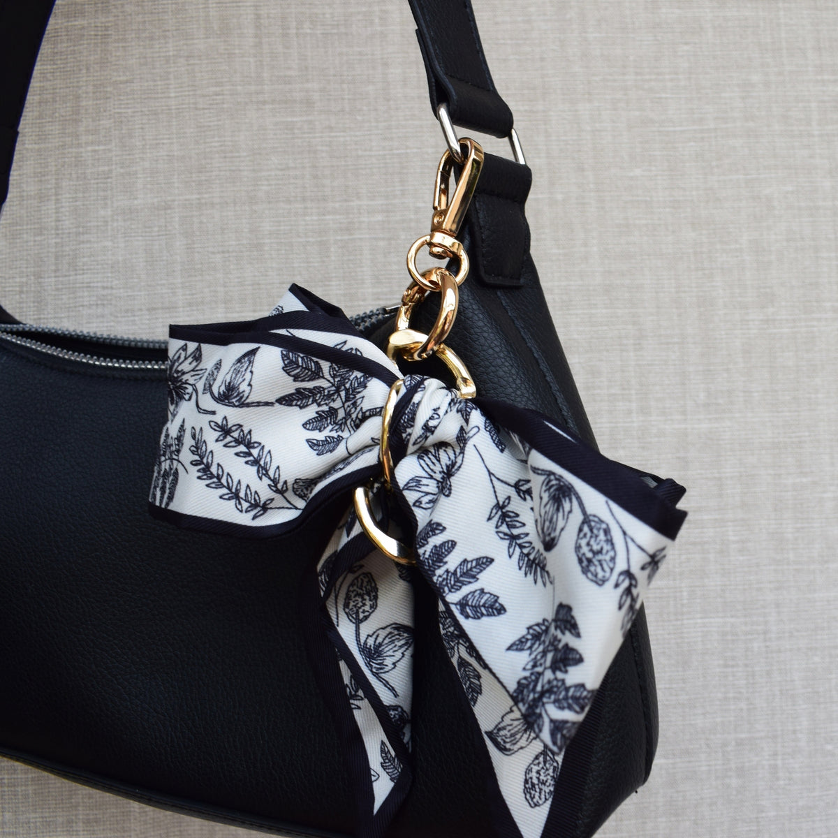 Strik van stof bag charm aan tas