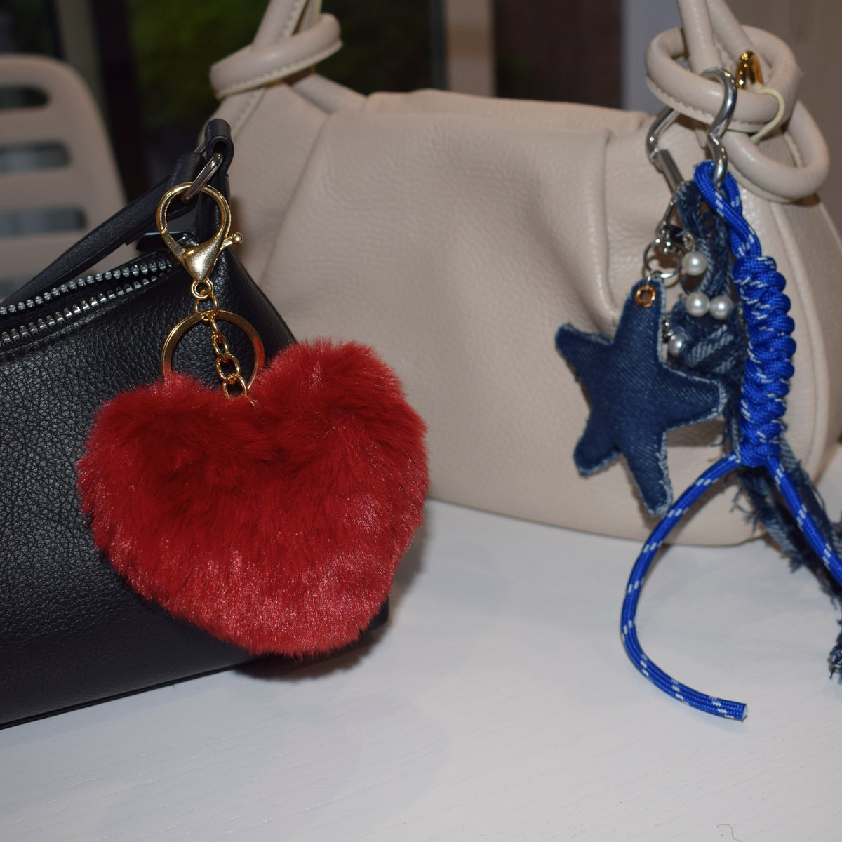 Fluffy hart bag charm rood aan tas