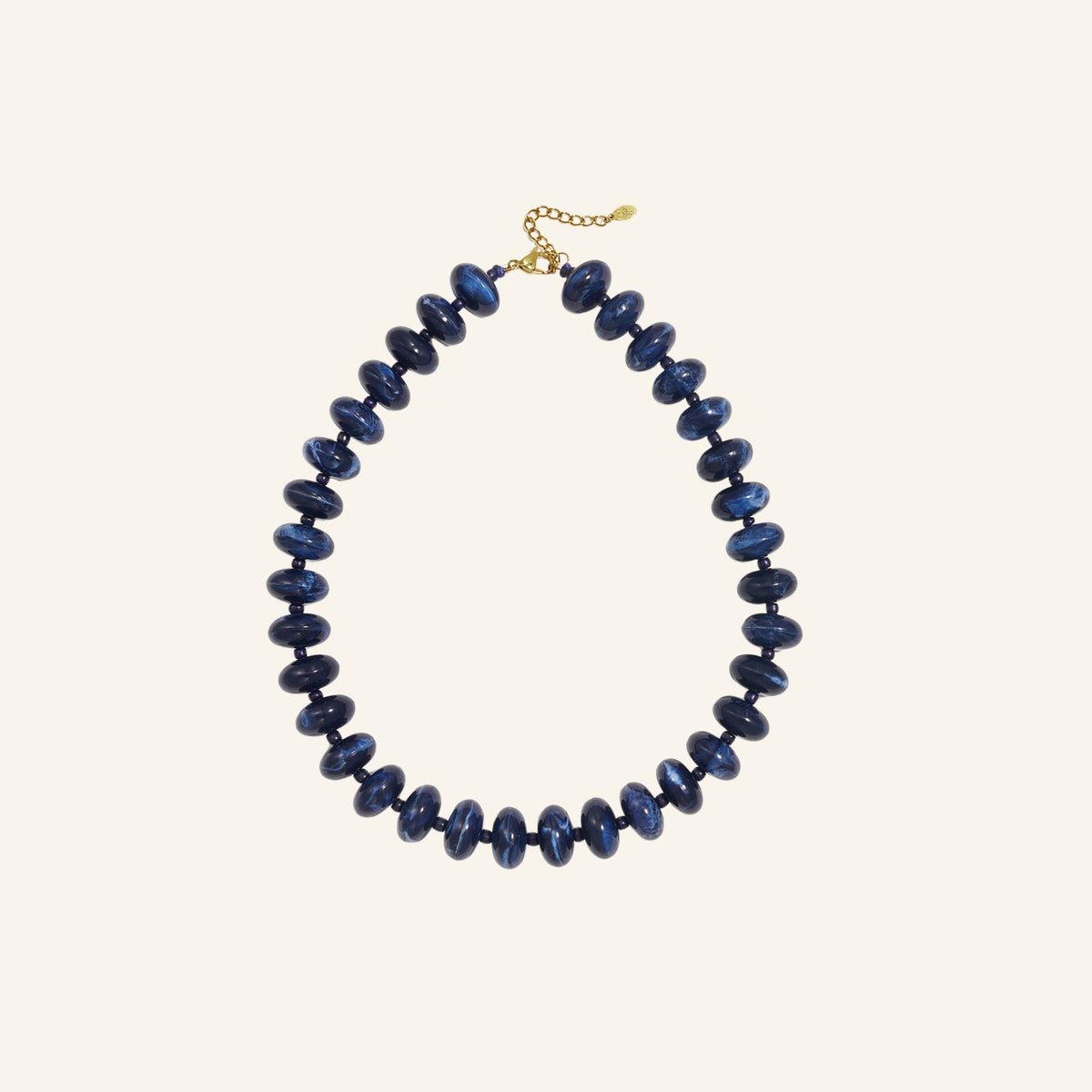 Kralenketting kleurverloop – marineblauw vrijstaand op beige